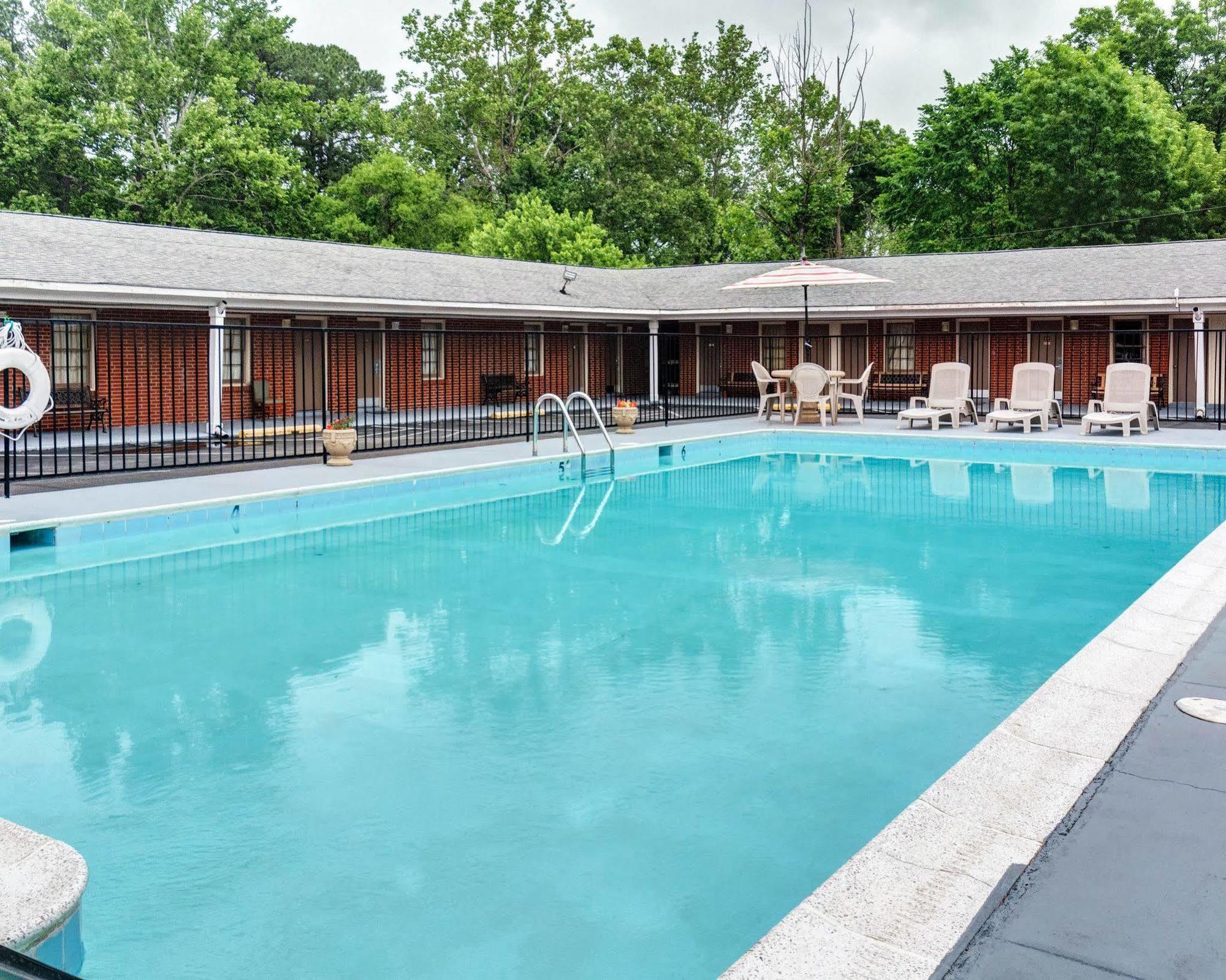 Rodeway Inn & Suites Williamsburg Exterior photo