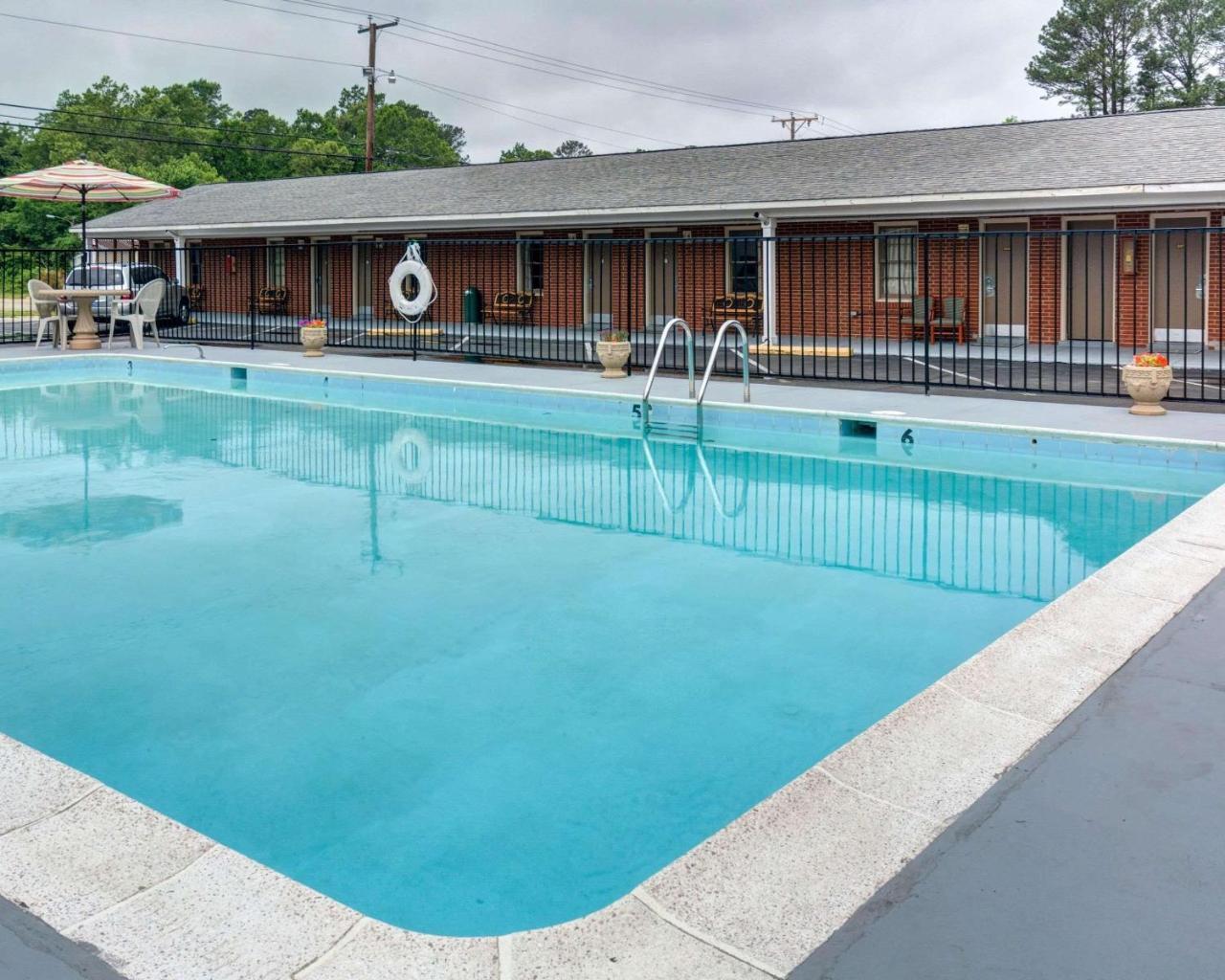 Rodeway Inn & Suites Williamsburg Exterior photo